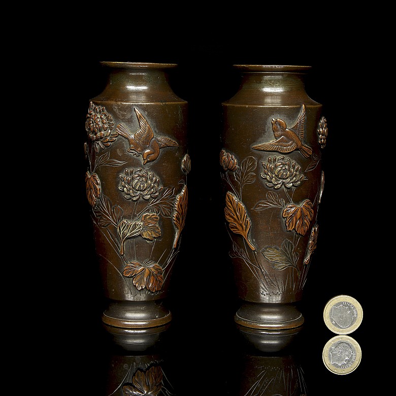 Pair of small Asian bronze vases, 20th century - 5