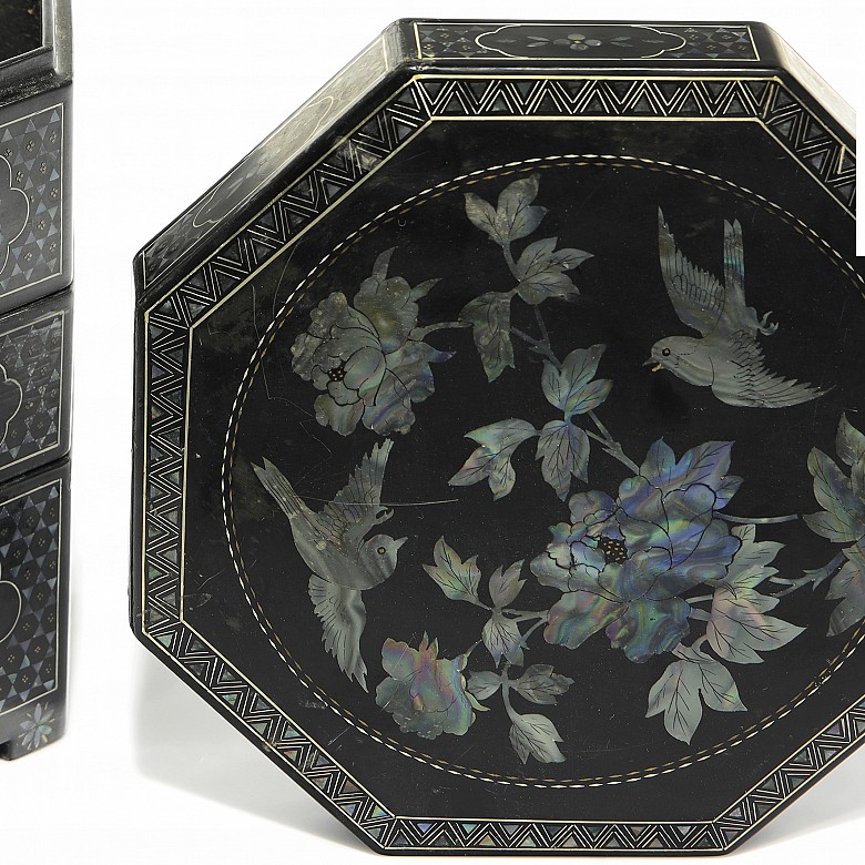 A paints box in lacquered wood and mother-of-pearl, 19th - 20th century