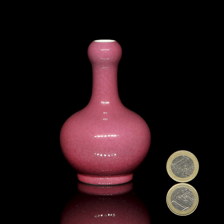 Pequeño jarrón de porcelana con esmalte rosa, con sello Yongzheng