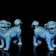 Pair of glazed porcelain foo lions, Qing dynasty