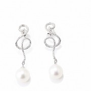 Earrings in 18k white gold, diamonds and pearls.