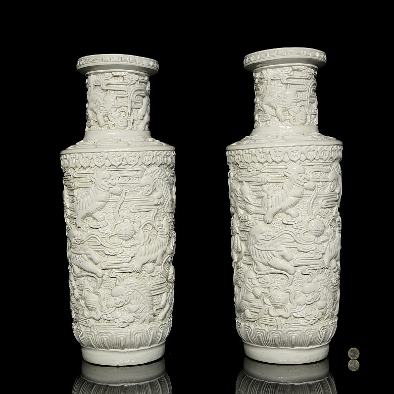 Pareja de jarrones de porcelana blanca, dinastía Qing