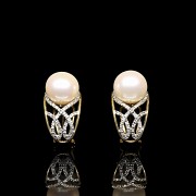 Yellow gold earrings with diamonds and pearls