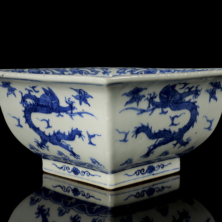 Blue-and-white porcelain pot ‘Dragons’, with Ming Dynasty seal, Jiajing