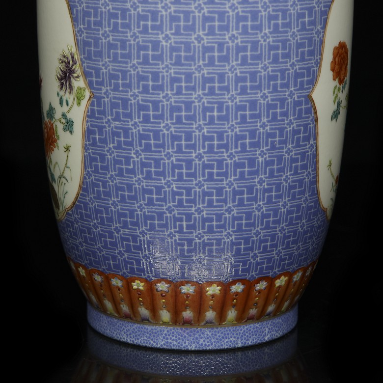 Small glazed porcelain vase ‘Birds’, with Qianlong mark