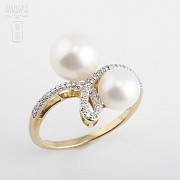 18 kt yellow gold ring, white pearls and diamonds