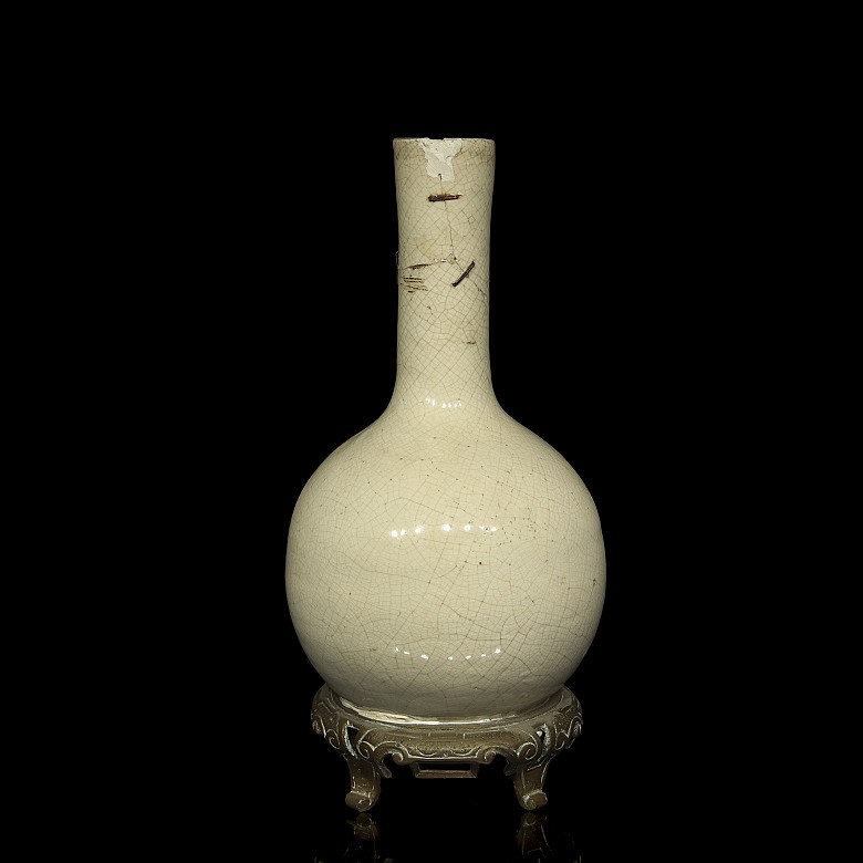 Small “Gē yáo” glazed vase, Qing dynasty