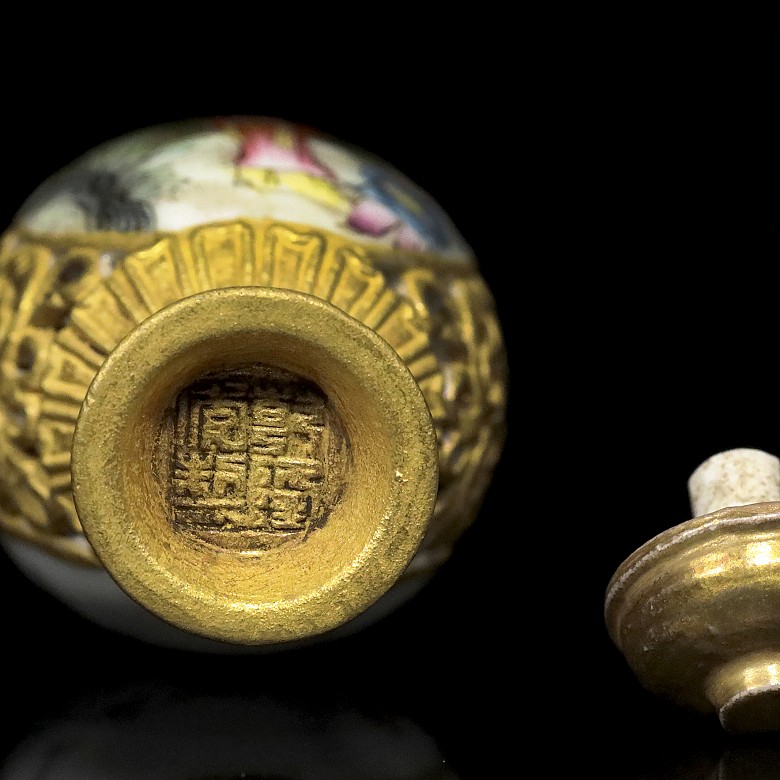 An enameled porcelain snuff bottle, with Qianlong mark