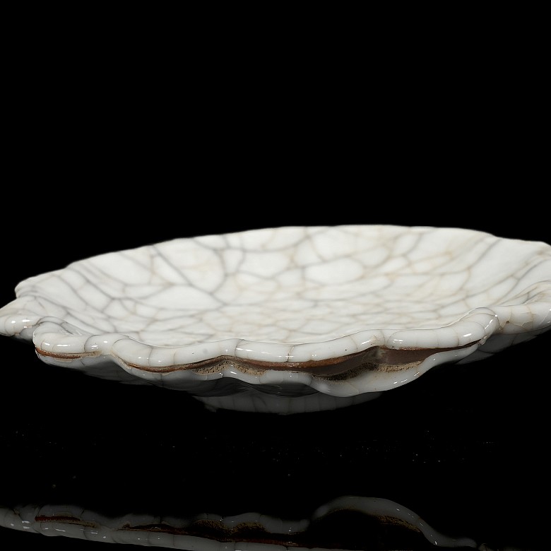 Small lobed dish with a white glaze, Qing dynasty