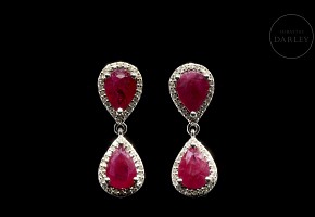 Earrings with movement in white gold with rubies and diamonds