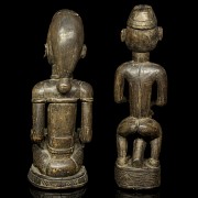 Dos figuras africanas de madera tallada, estilo Yoruba, s.XX