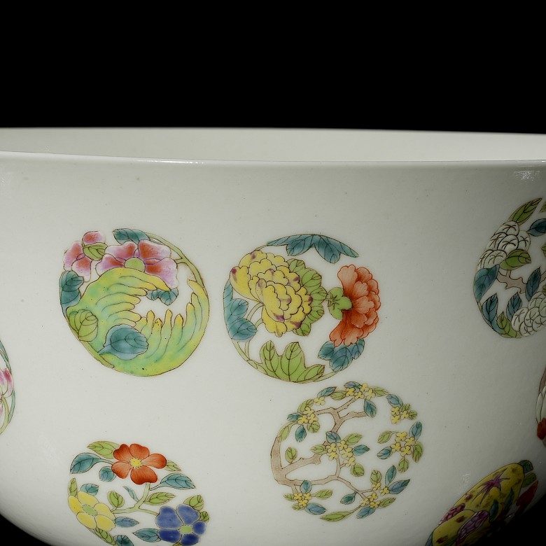 Polychrome porcelain bowl ‘Scenes’, Qing dynasty