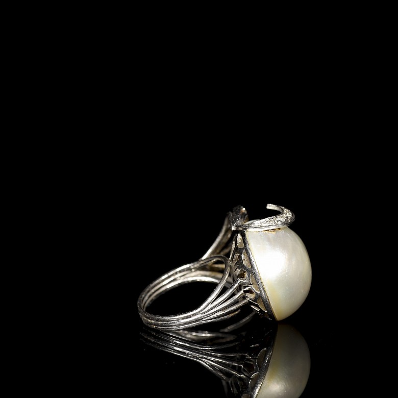 White gold ring with mother pearl