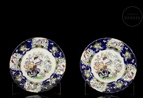 Mason's England Pottery, pair of hand-painted “Chinoiserie” plates, 19th century