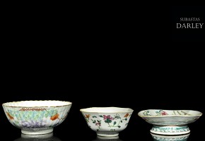 Lot with three enameled porcelain bowls, 19th - 20th century