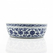 A blue and white floral dish, Qianlong seal mark.