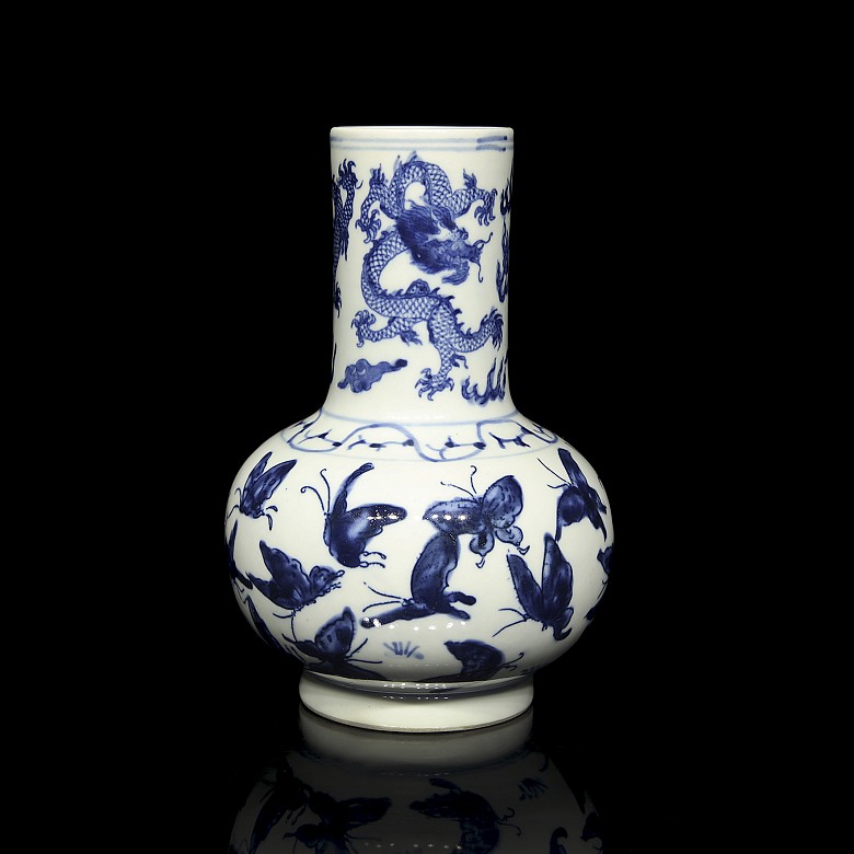 Porcelain vase “Dragons and butterflies” with mark Kangxi - 3