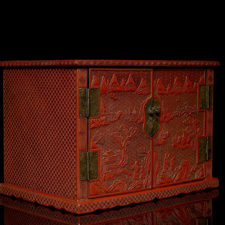 Lacquered wooden jewellery box, 20th century