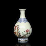 Small porcelain vase ‘Pheasants’, Yongzheng mark