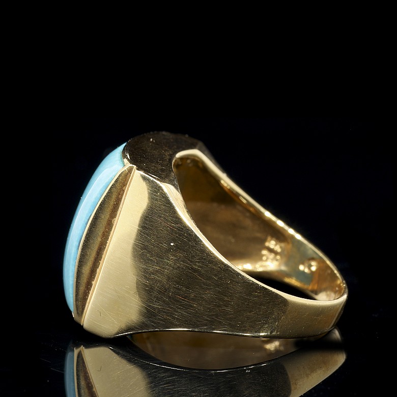 Yellow gold ring with turquoise