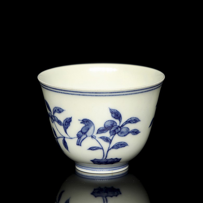 Small blue-and-white porcelain ‘Birds’ cup, Qing dynasty