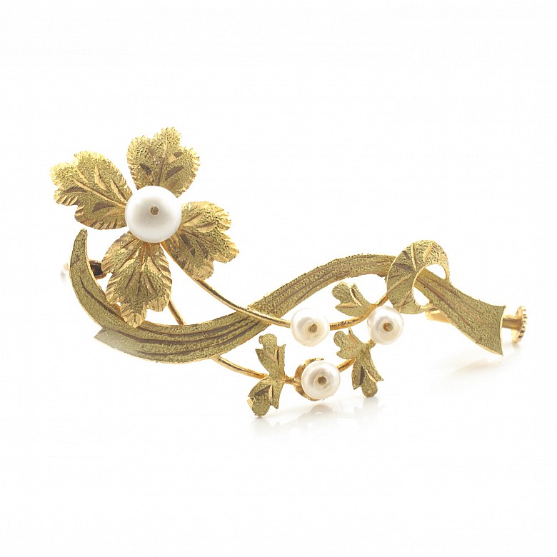 Broche en forma de flor con perlas, en oro amarillo 18 k