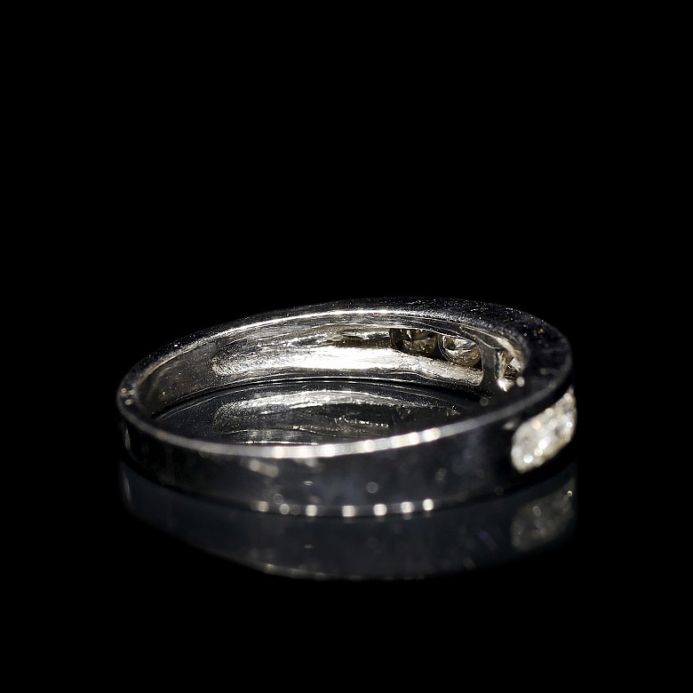 Half wedding ring in white gold with diamonds on rails