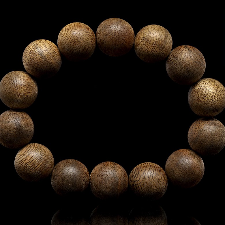 Bracelet with 14 carved wood beads