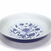 Large porcelain plate with bouquet and dragons, 20th century