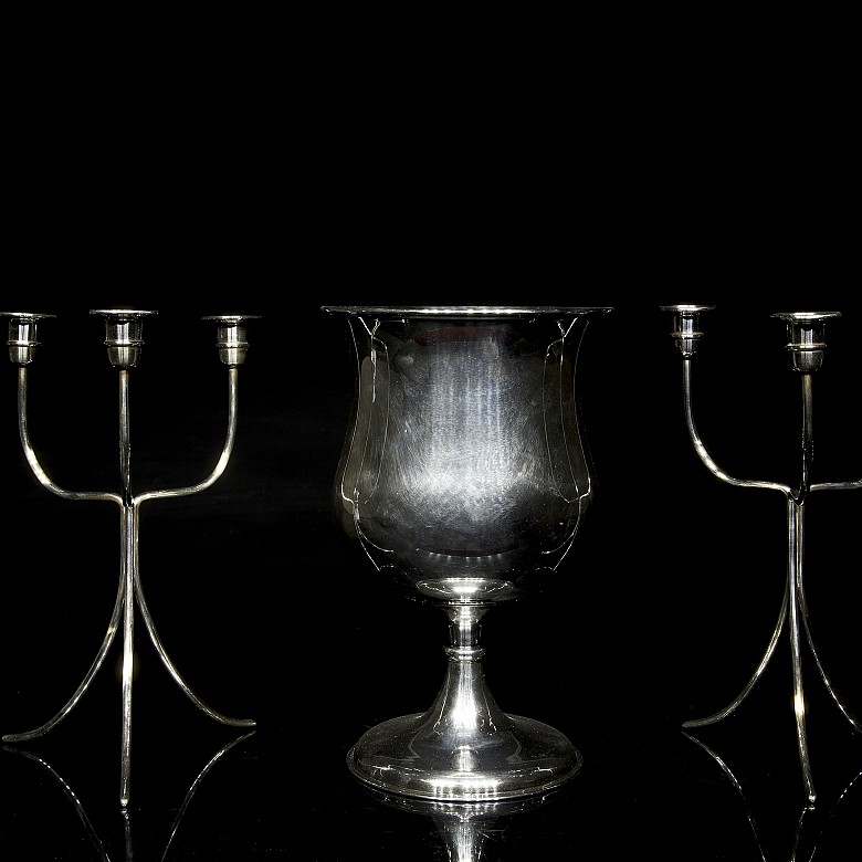 Conjunto candelabros y copa de metal plateado, s. XX - 2