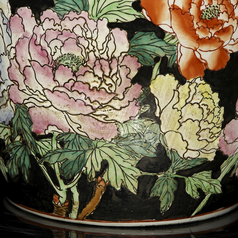 Porcelain tibor with lid “famille noire”, Qing dynasty