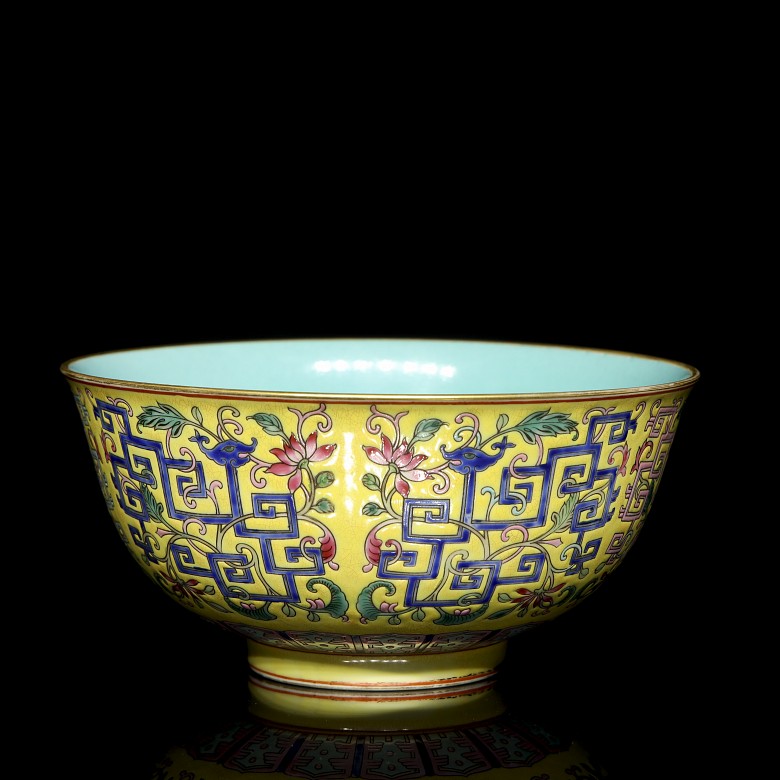 Porcelain enamelled bowl with yellow background, with Yongzheng seal