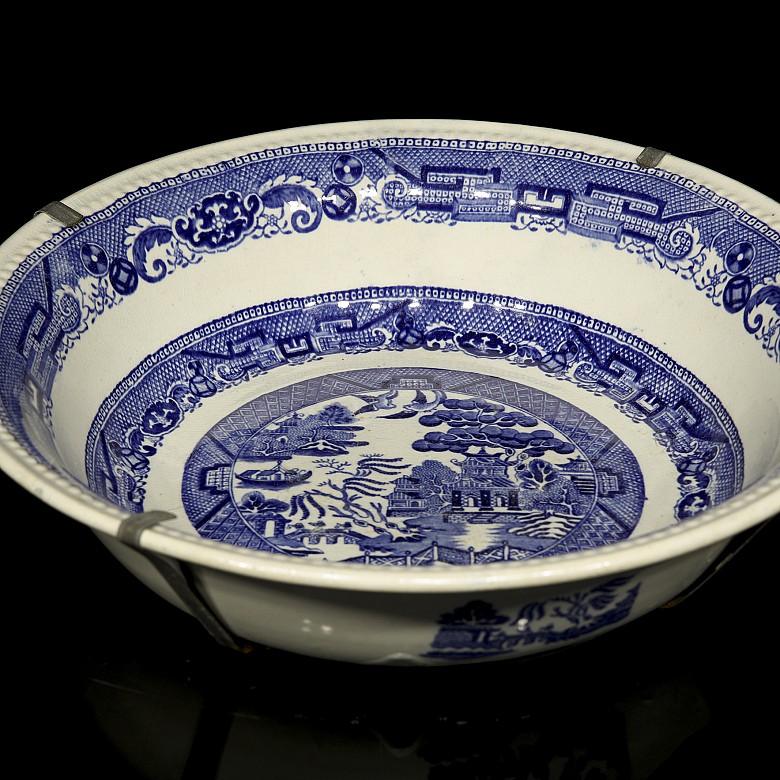 Porcelain dish with blue and white decorations, 20th century