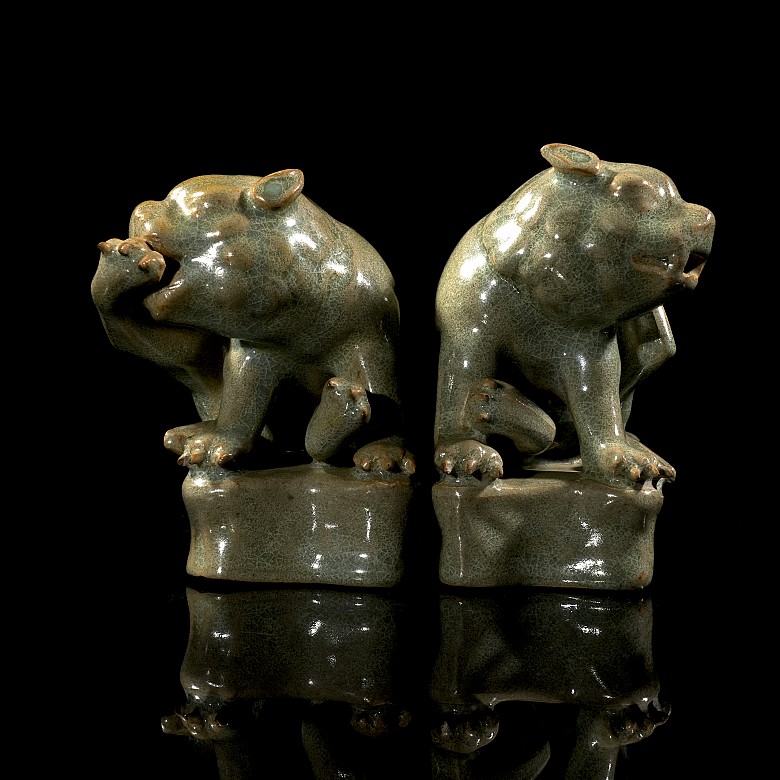 Pair of glazed ceramic ‘Lions’ figures, Qing dynasty