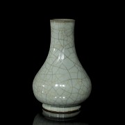 Vase with blue glaze, Geyao style