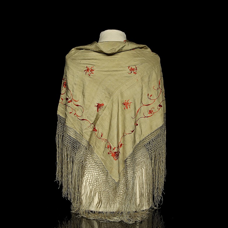 Embroidered silk Manila shawl ‘Roses’, 19th century