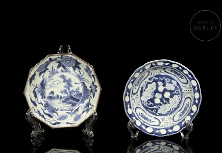 Dos platos de porcelana china azul y blanco, dinastía Qing