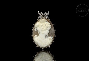 Cameo brooch mounted in white gold