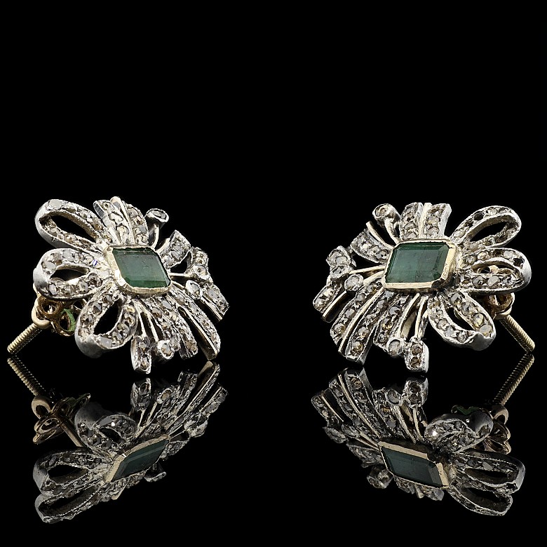 Earrings with diamonds and two emeralds