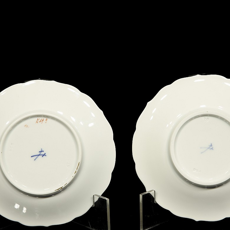 Set of two plates and cups, Meissen style, 20th century