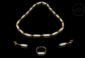 Set of mother-of-pearl necklace, earrings and ring in yellow gold