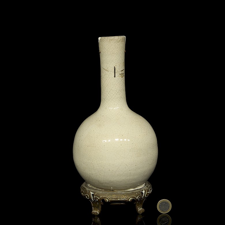 Small ‘Gē yáo’ glazed vase, Qing dynasty