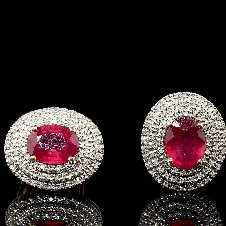 Earrings in 18kt yellow gold with rubies and diamonds