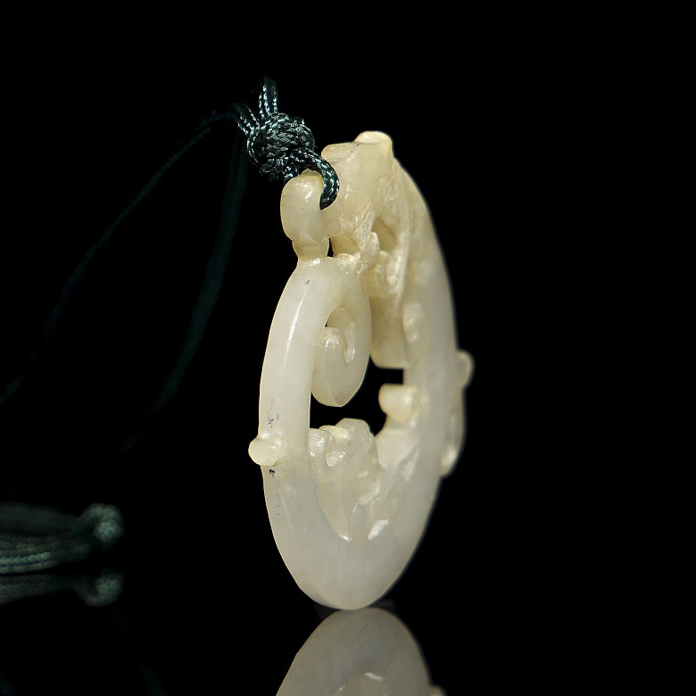 Carved jade pendant, Eastern Han dynasty