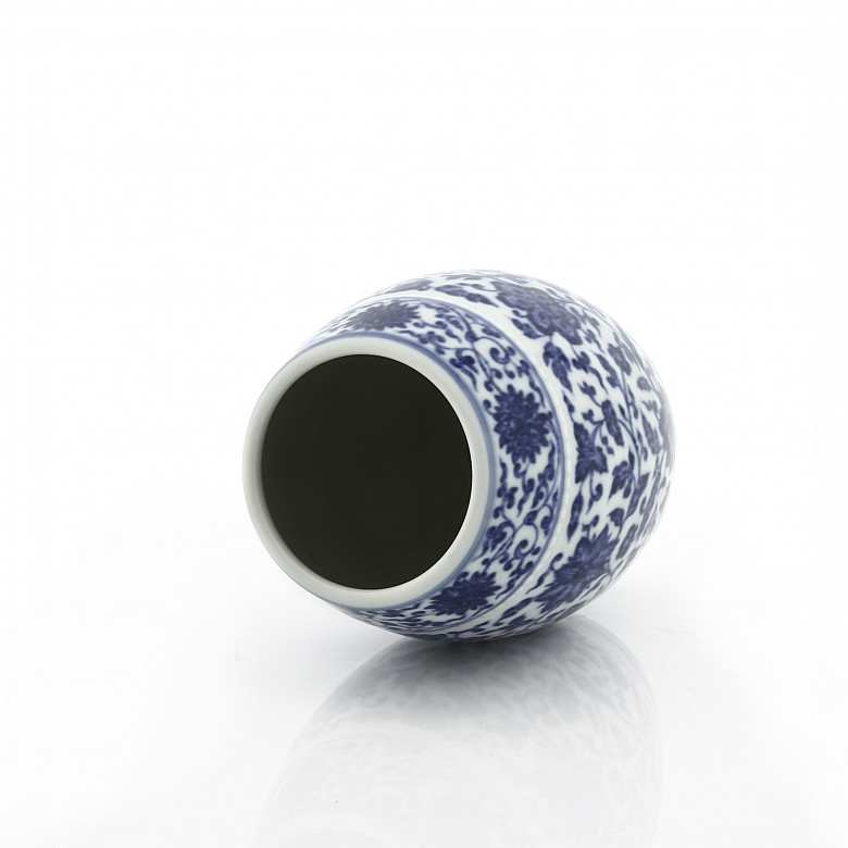 Blue and white floral vase, Qianling seal mark.