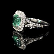 White gold ring with emerald and brilliants - 1