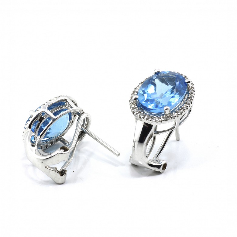 18 k white gold earrings with topaz and diamonds.