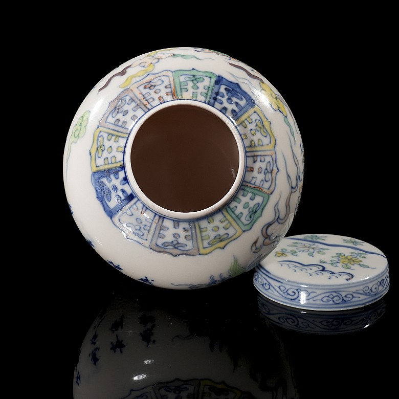 Doucai ‘Dragon’ enamel vessel, Minguo period