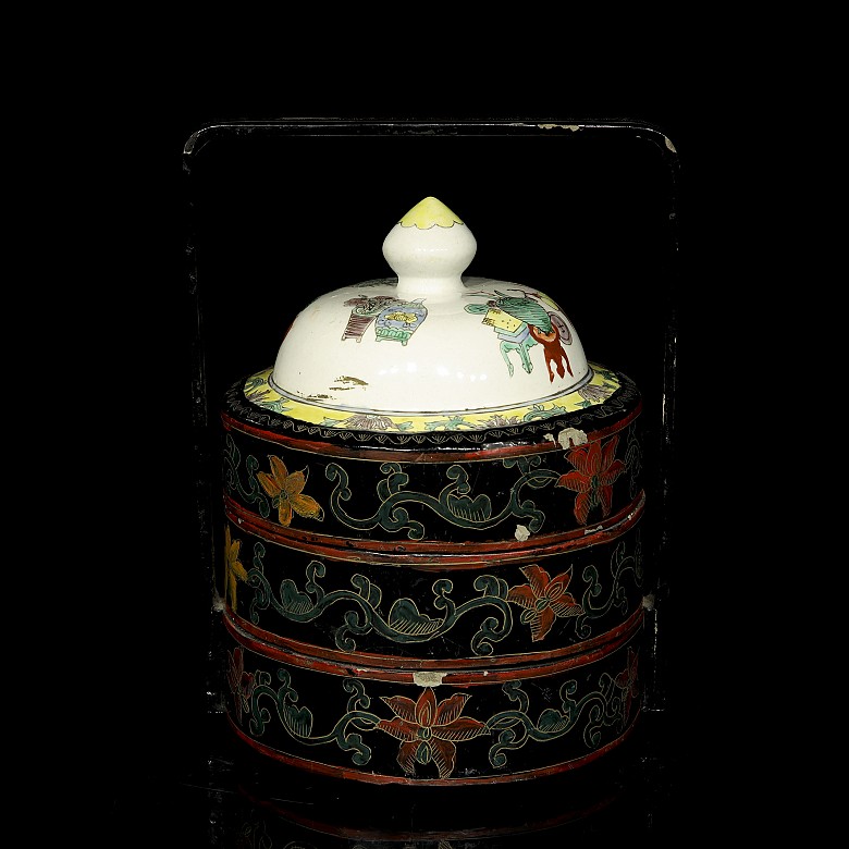 Wooden and porcelain box, Qing dynasty