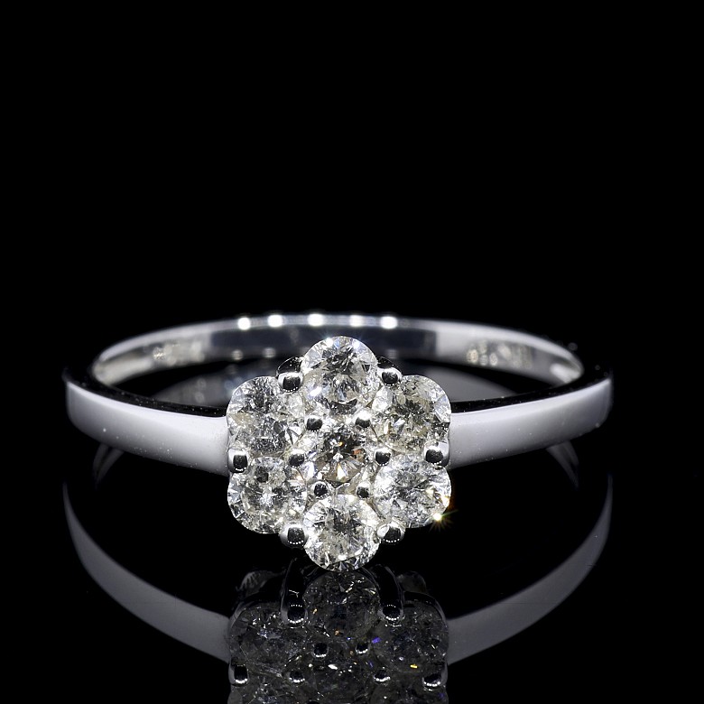 Ring ‘Flower’ in white gold with diamonds